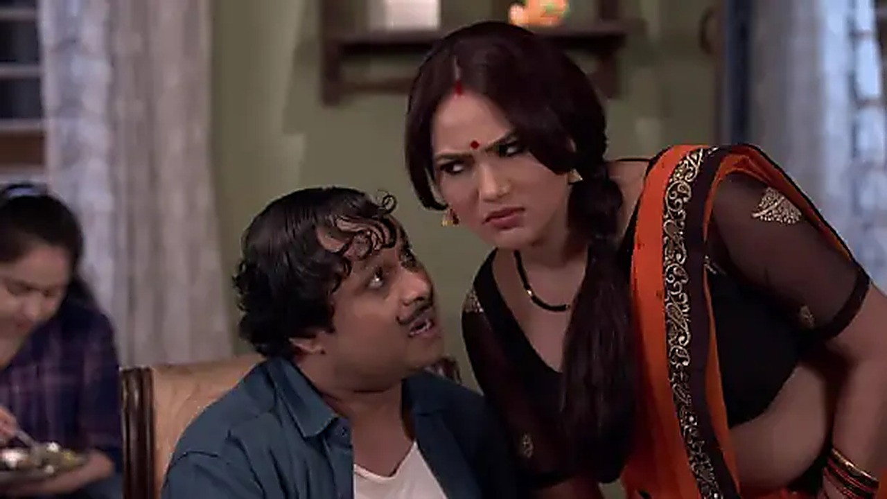 Happu’s family is troubled by the commissioner - Happu Ki Ultan Paltan
