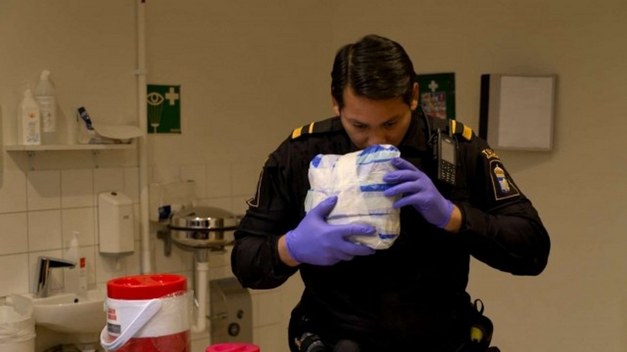 Border Control: Sweden - Season 3 Episode 9 : Drugs in the Luggage
