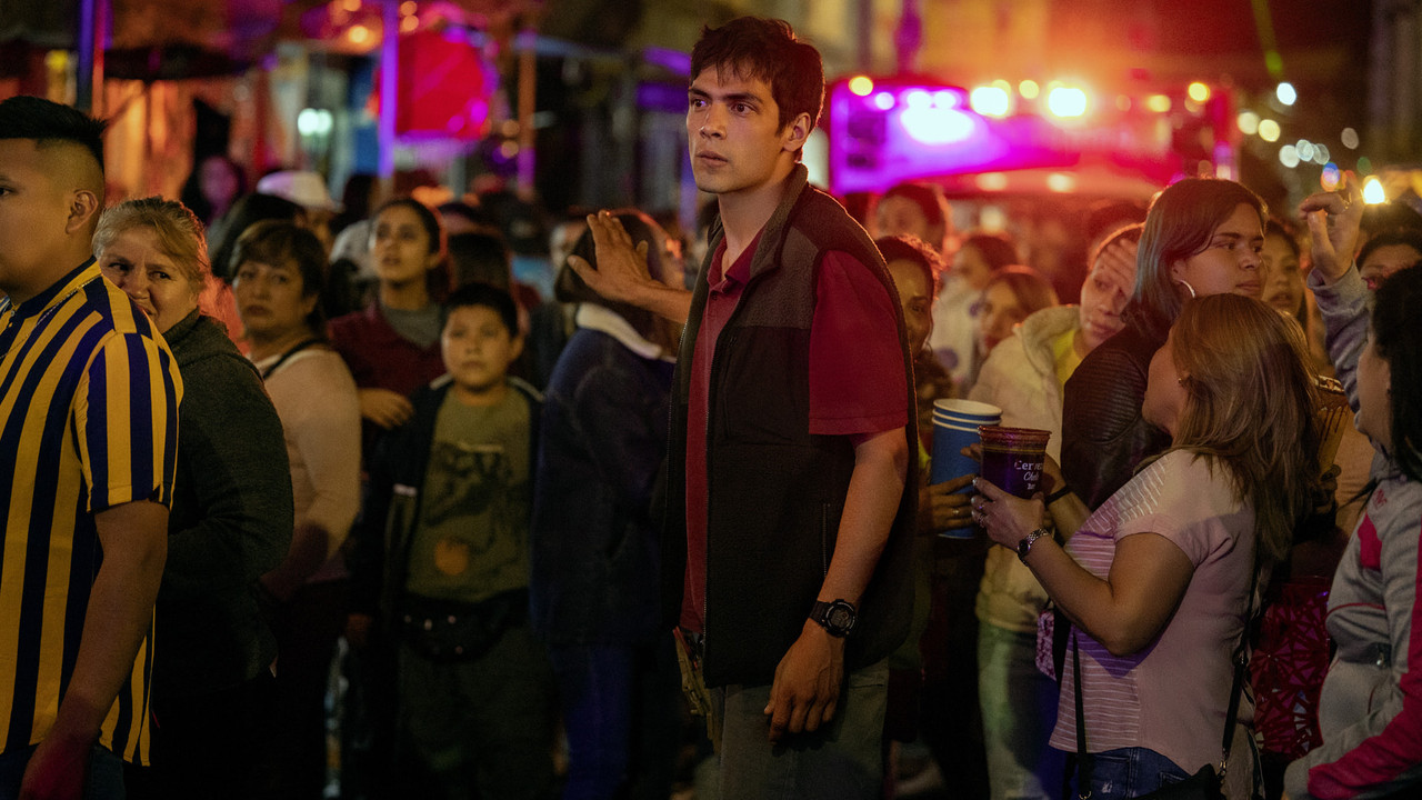 Gia Đình Sống Giữa Màn Đêm - Backdrop 27