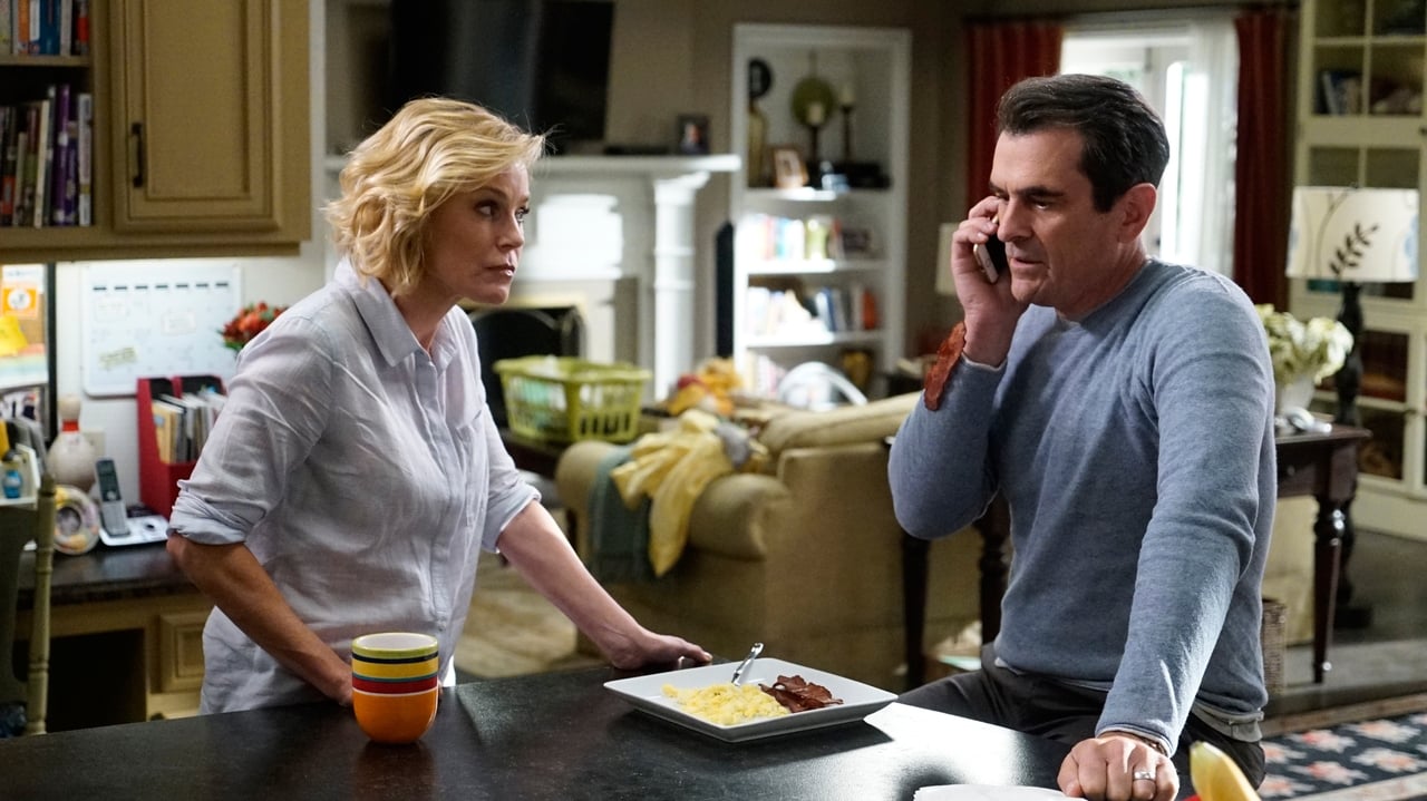 Modern Family - Season 11 Episode 8 : Tree's a Crowd