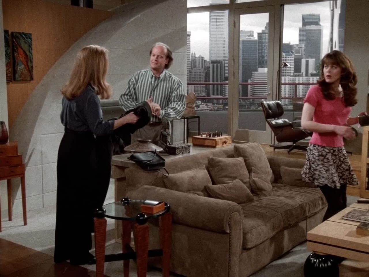 Frasier - Season 2 Episode 22 : Agents in America, Part III