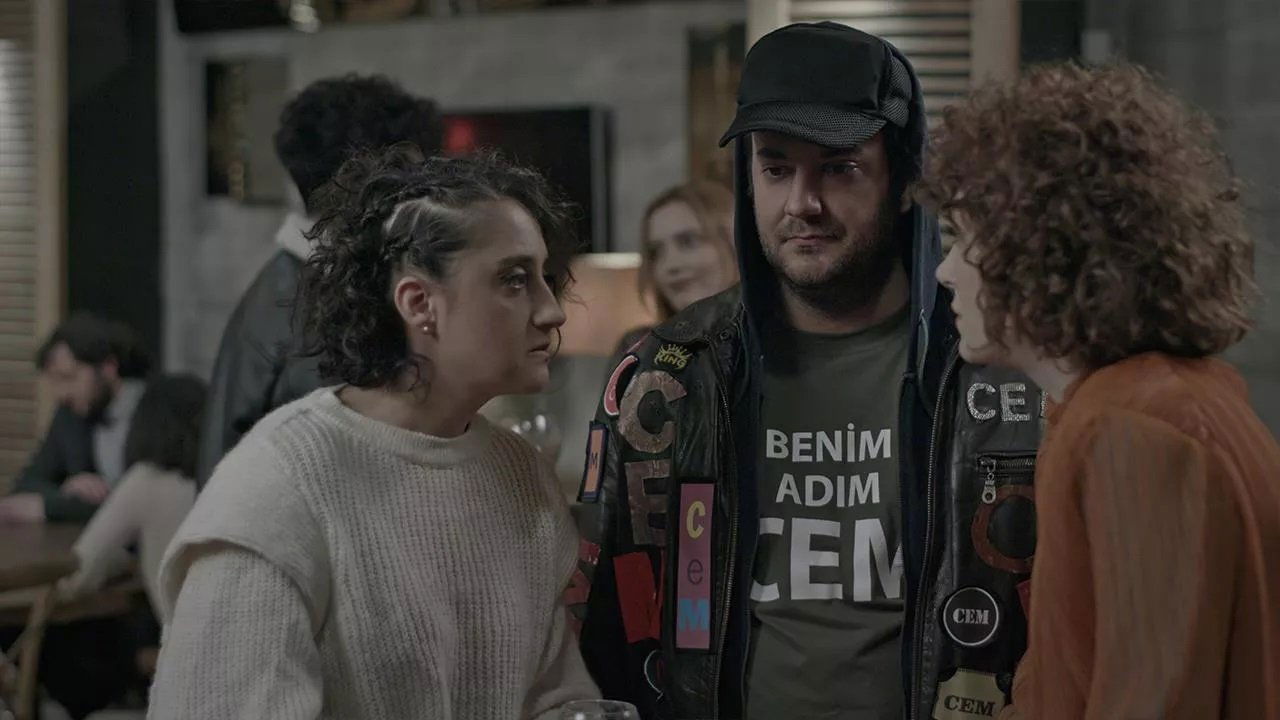 Aşk Kumardır backdrop