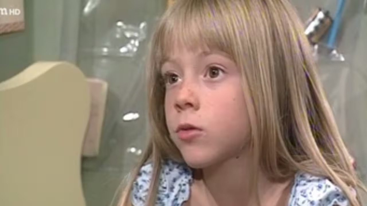 A doctor in the family - Season 3 Episode 2 : The woodworm of suspicion / The frog pond