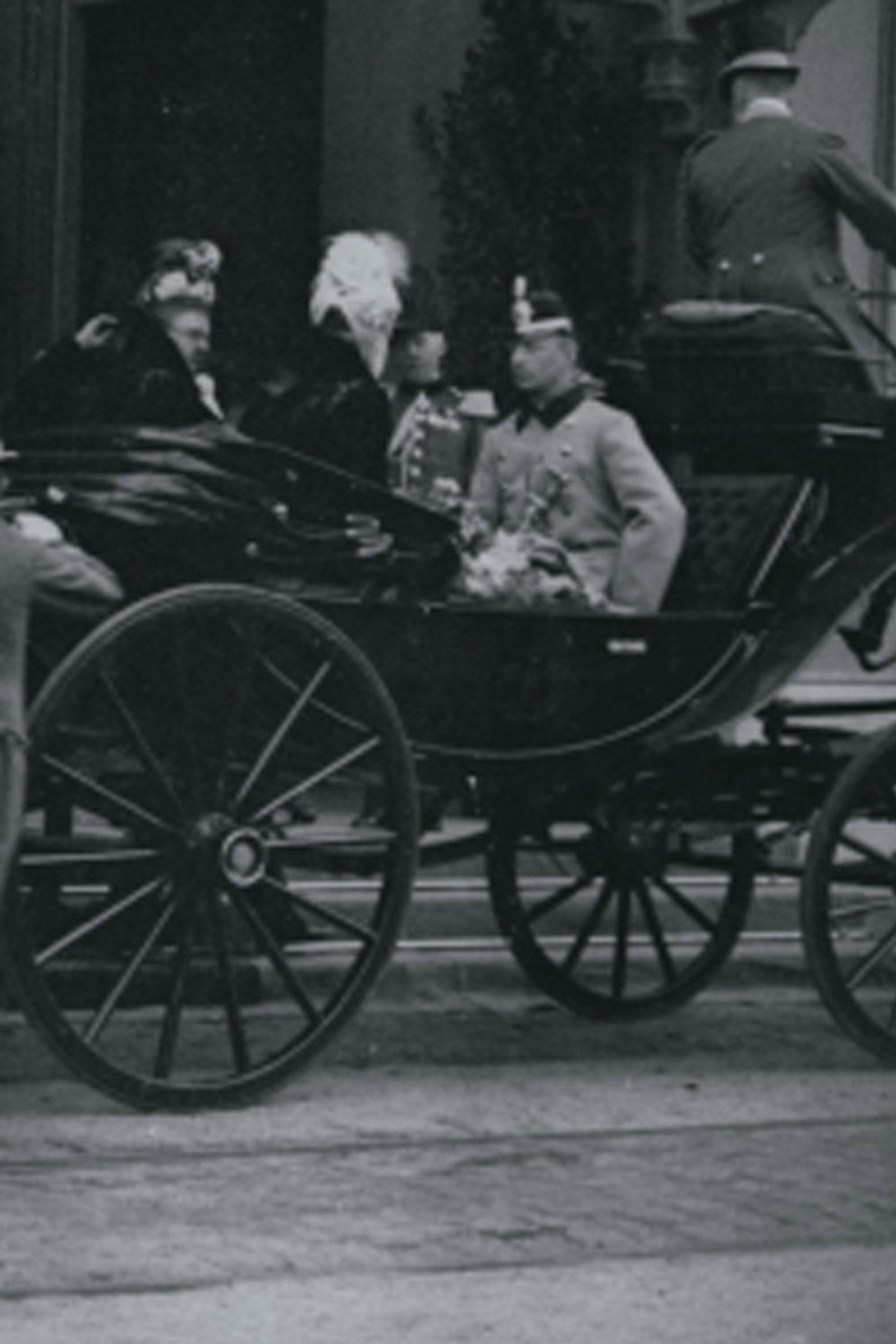 Intocht van hertog Hendrik van Mecklenburg en H.M. de koningin aan het Staatsspoor te 's-Gravenhage