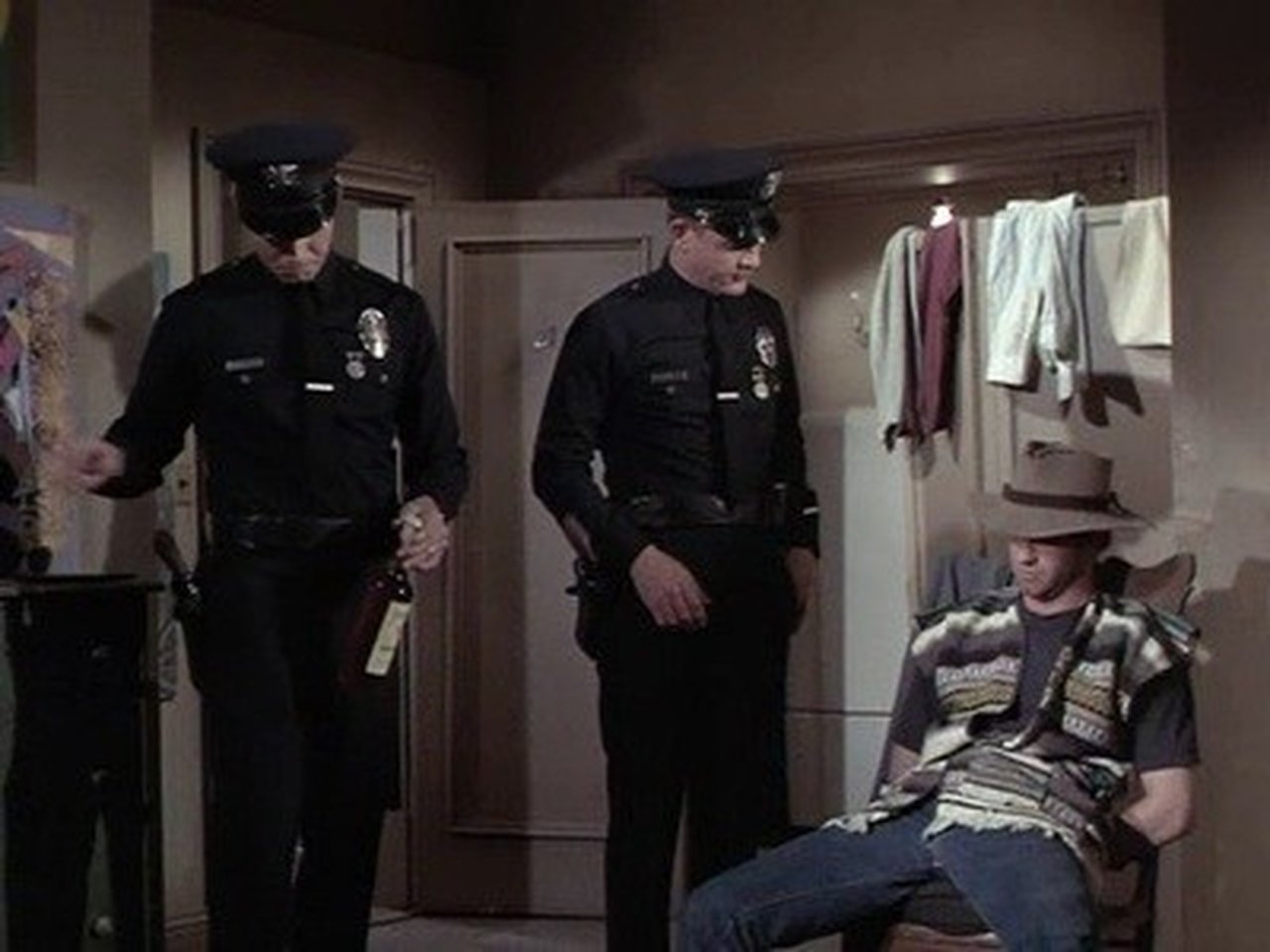 Adam-12 - Season 2 Episode 24 : Log 144: Bank Robbery