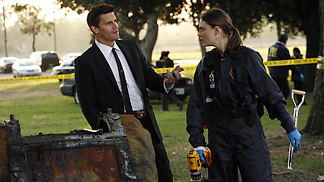 Bones - Season 3 Episode 7 : Boy in the Time Capsule