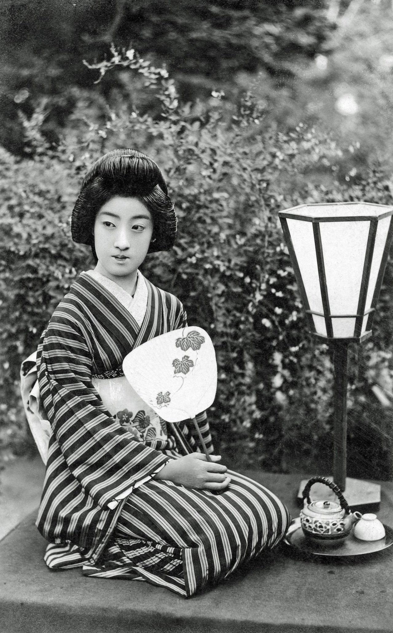 Danseuses japonaises : la danse des ombrelles 1898
