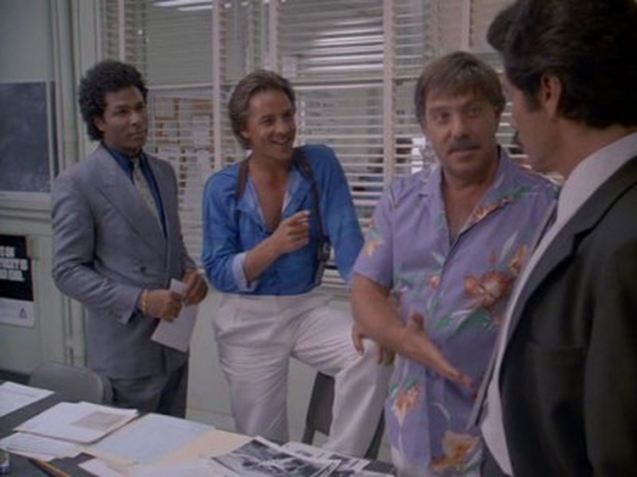 Miami Vice - Season 2 Episode 4 : Out Where the Buses Don't Run