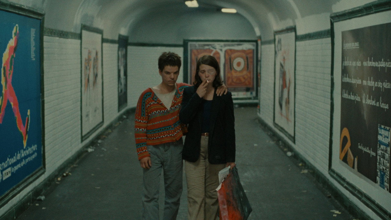 The Lovers on the Bridge background 40