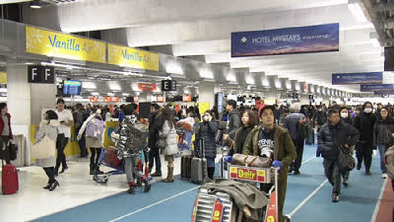 Document 72 Hours - Season 7 Episode 6 : New Year Countdown at the Airport