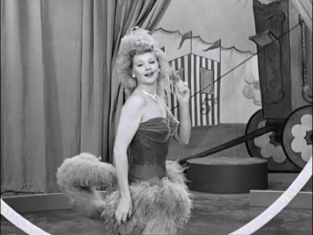 I Love Lucy - Season 5 Episode 15 : Lucy Meets the Queen