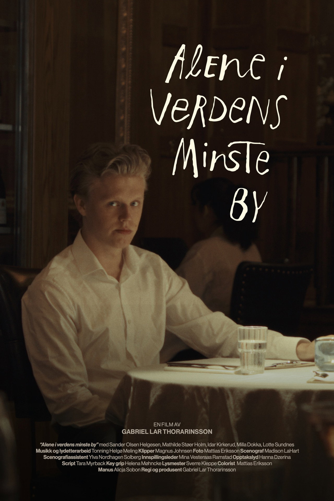 Alene i verdens minste by filmaffisch