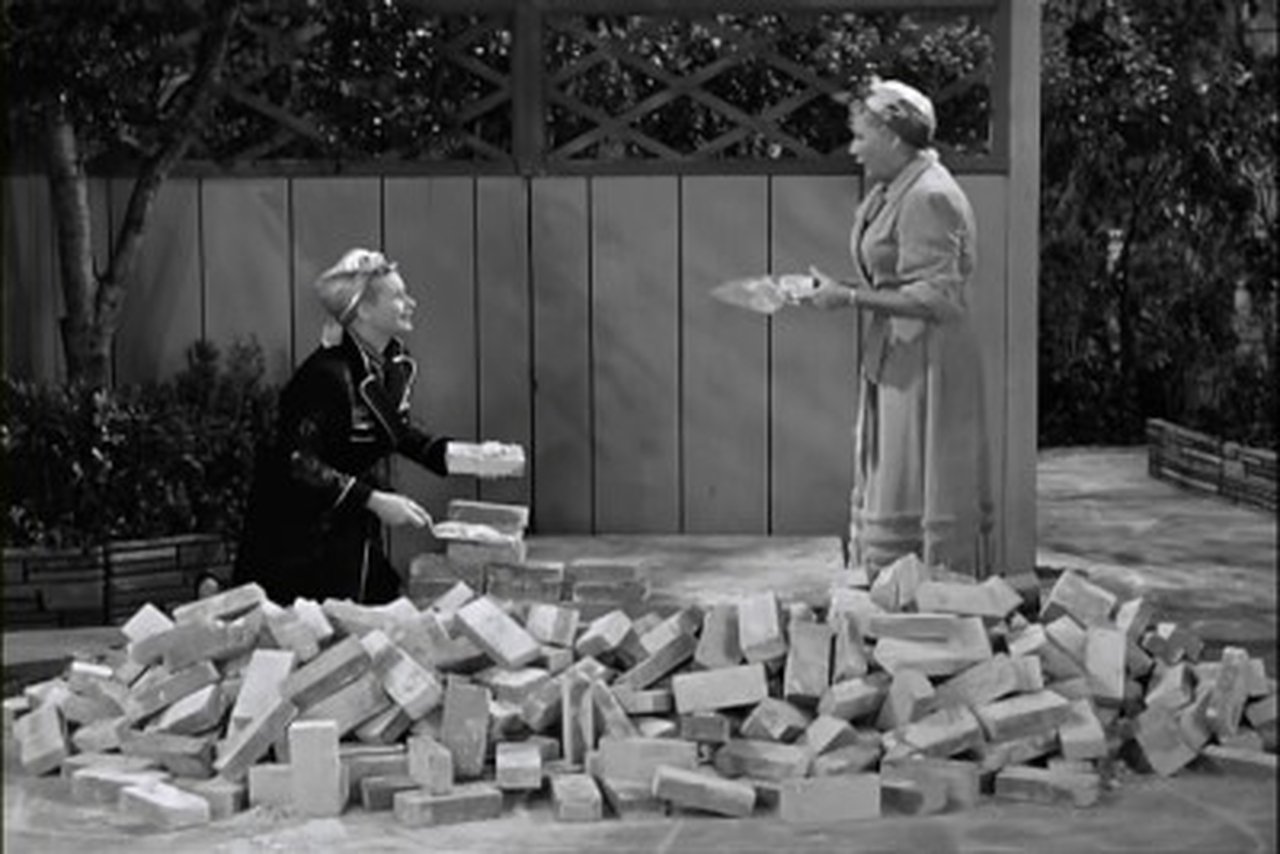 I Love Lucy - Season 6 Episode 24 : Building a B.B.Q.