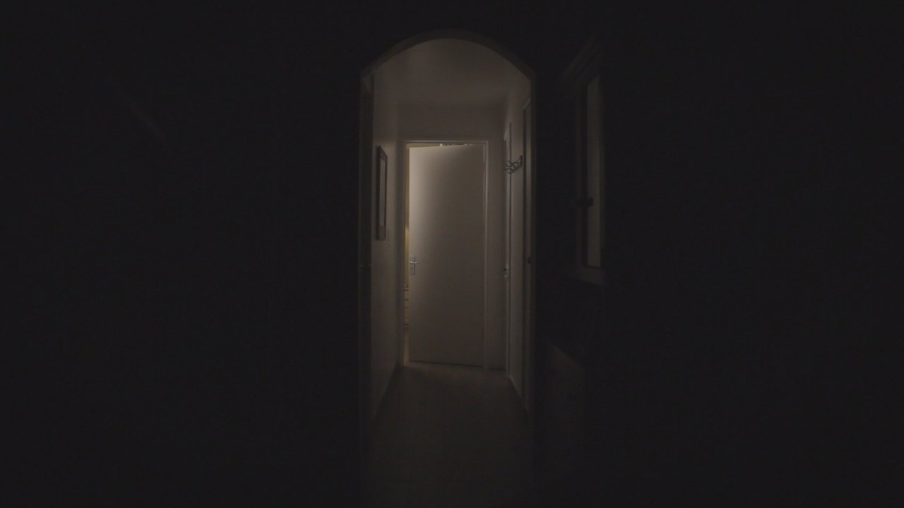 UN INVITADO NO TOCA A LA PUERTA