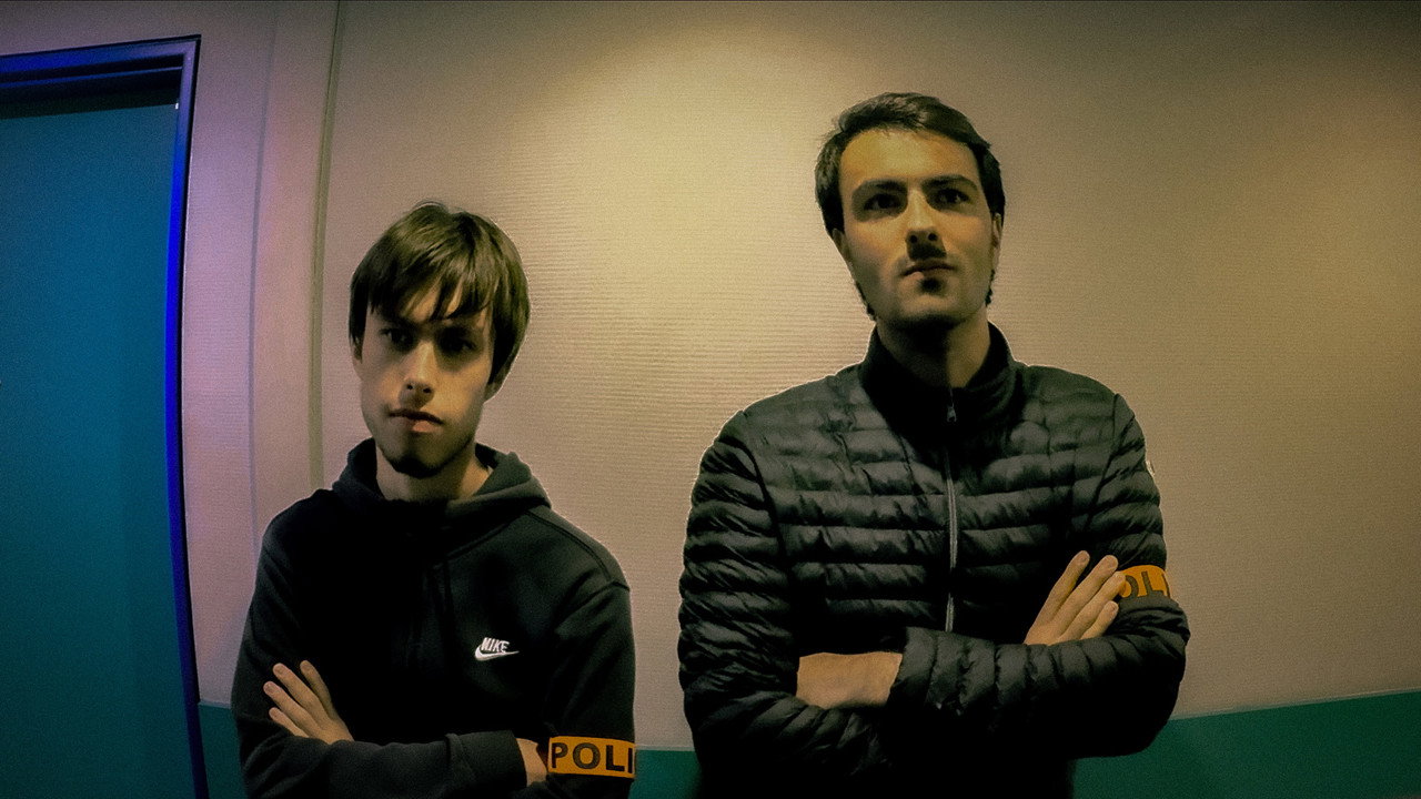 Immagine di copertina del trailer di À la porte
