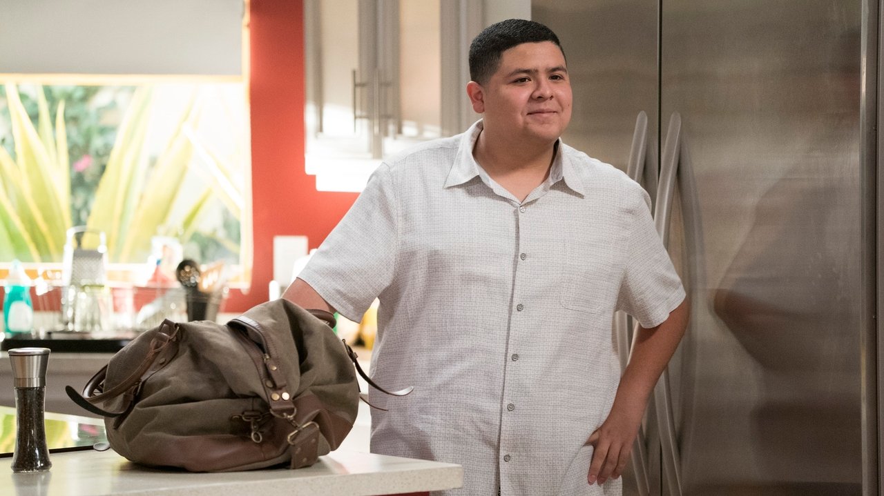 Modern Family - Season 9 Episode 10 : No Small Feet