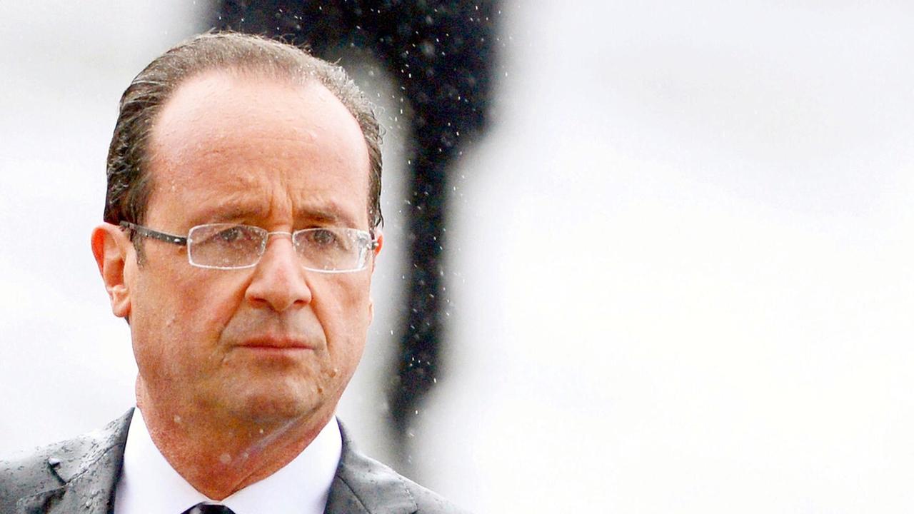 Scen från François Hollande, le mal-aimé