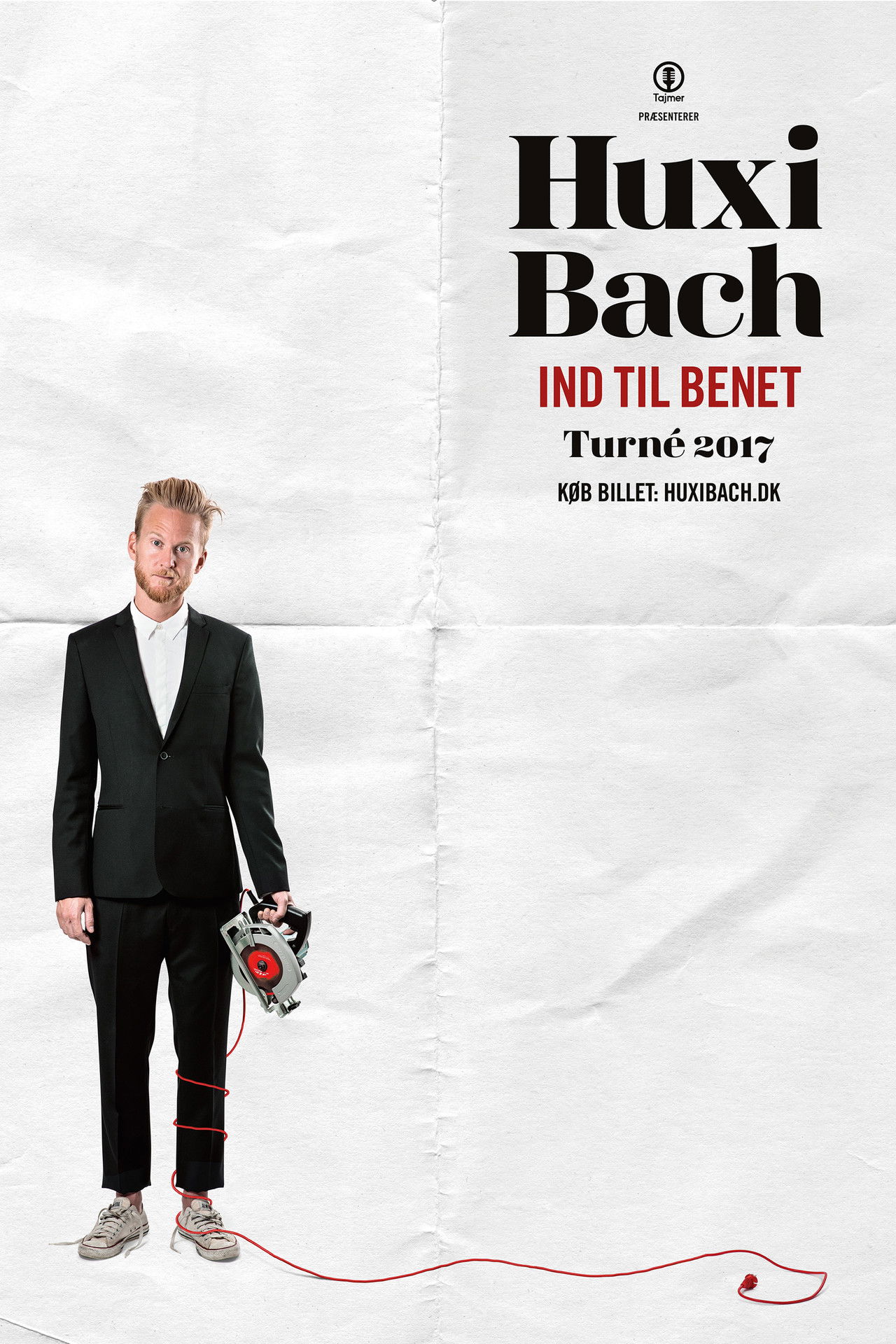 Huxi Bach: Ind til benet Backdrop