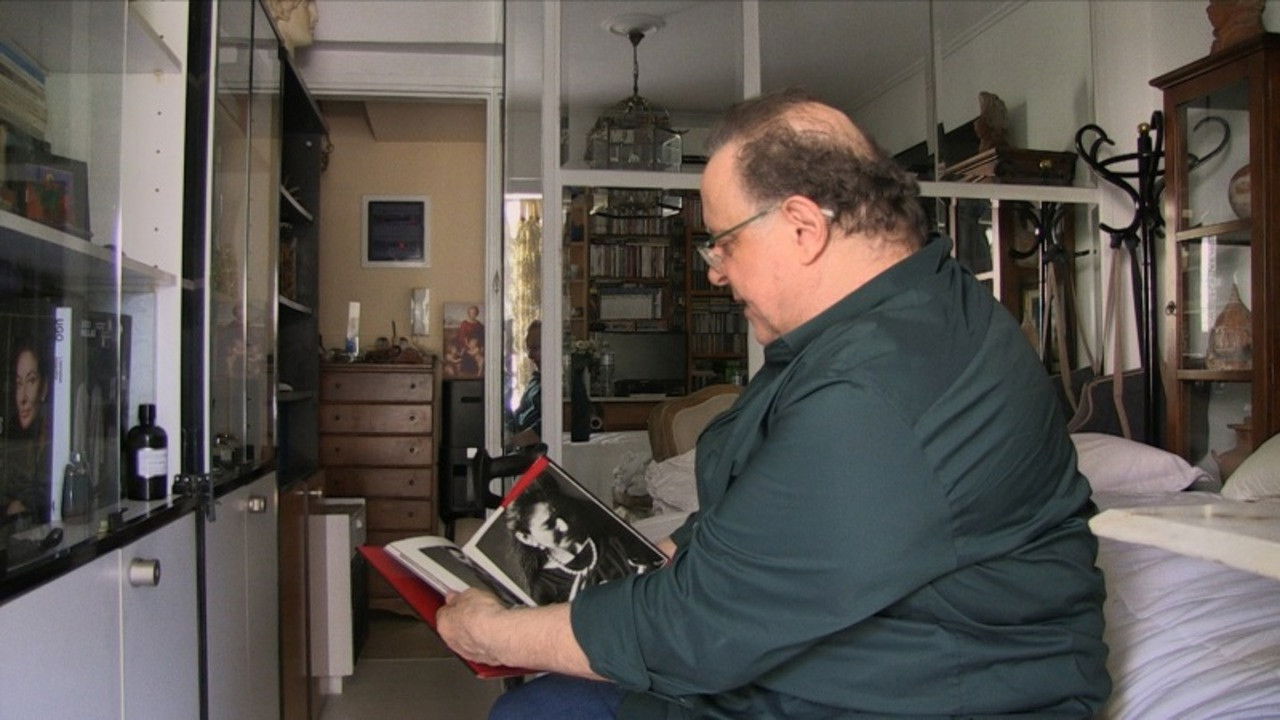 Një portret i koleksionistit si një burrë i pjekur backdrop