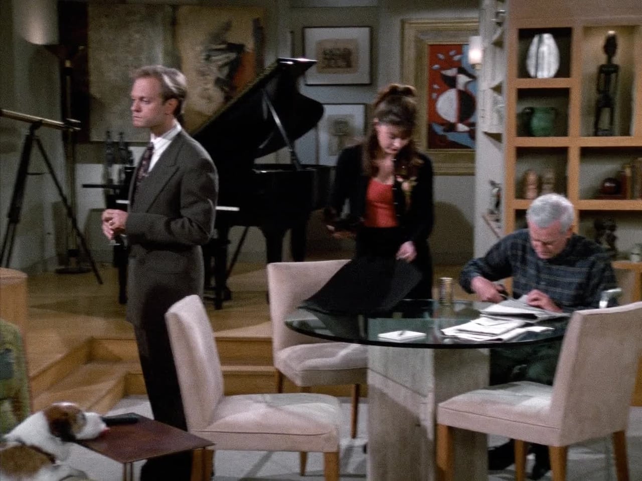 Frasier - Season 2 Episode 19 : Someone to Watch over Me