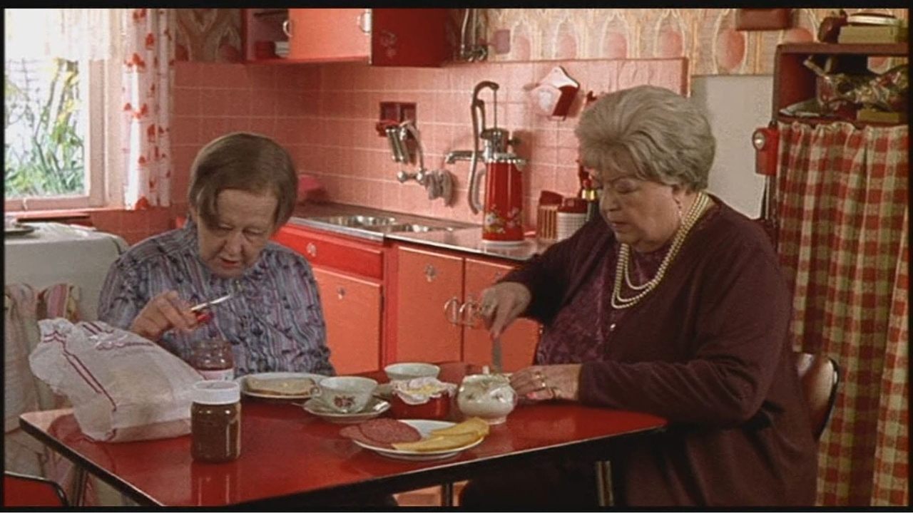 Pauline & Paulette (2001)