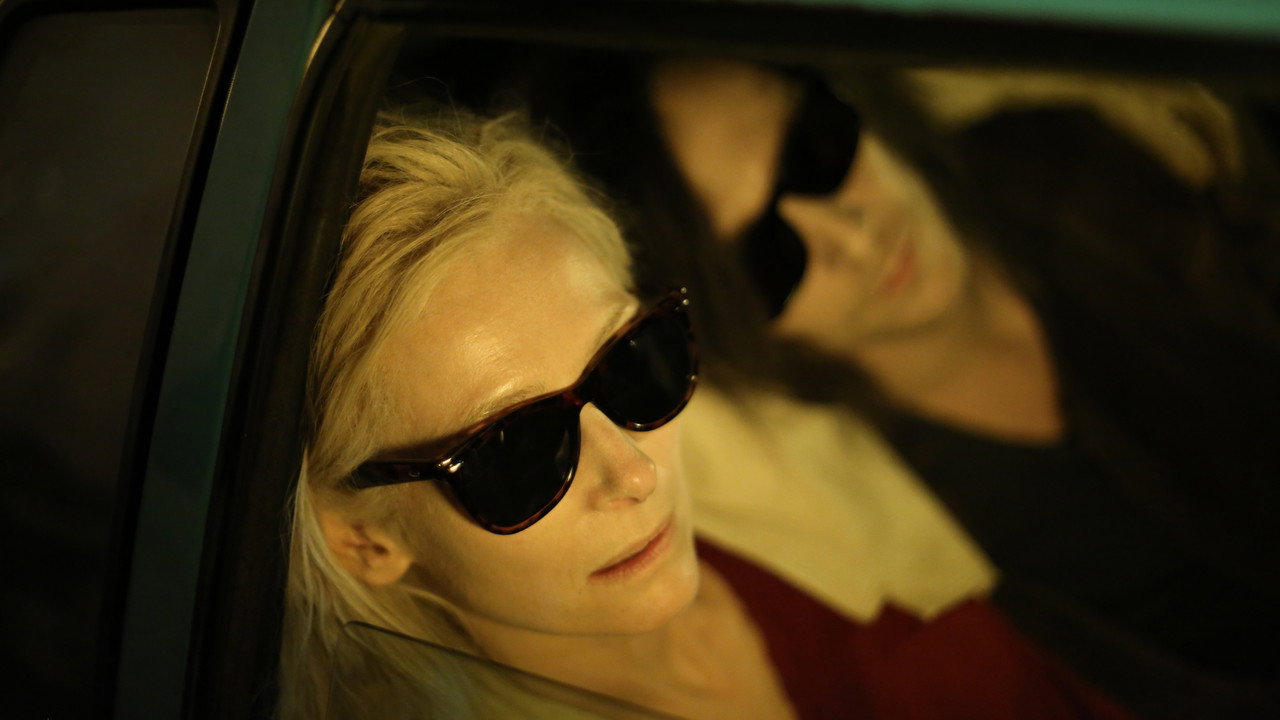 Only Lovers Left Alive background 58