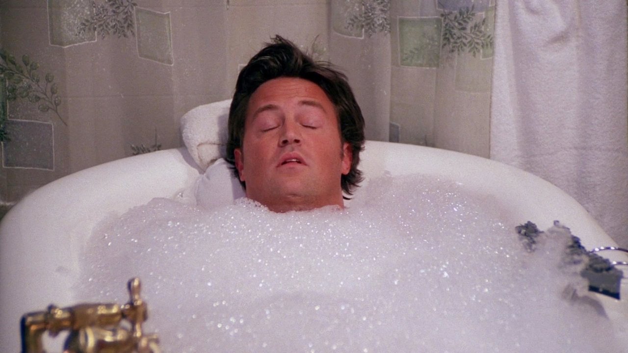 Friends - Season 8 Episode 13 : The One Where Chandler Takes a Bath