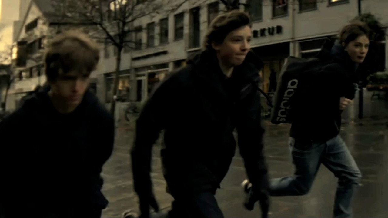 Mellom Gatene still 5