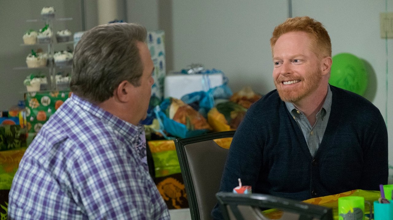 Modern Family - Season 9 Episode 22 : Clash of Swords