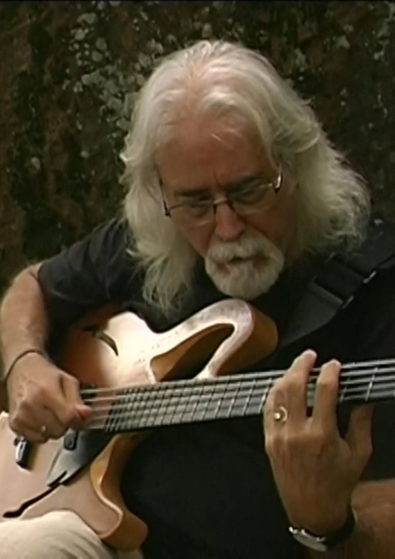 El bajo aguitarrado de Carles Benavent Backdrop