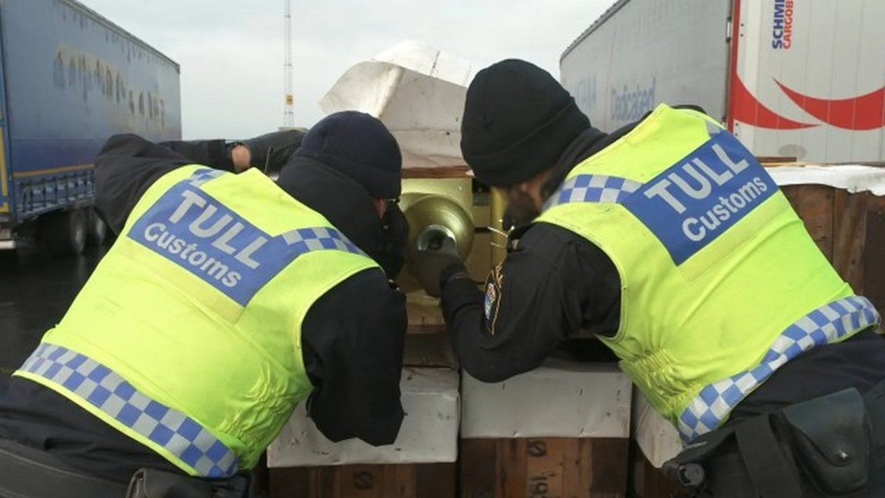 Border Control: Sweden - Season 2 Episode 3 : A Suspicious Object in the Container