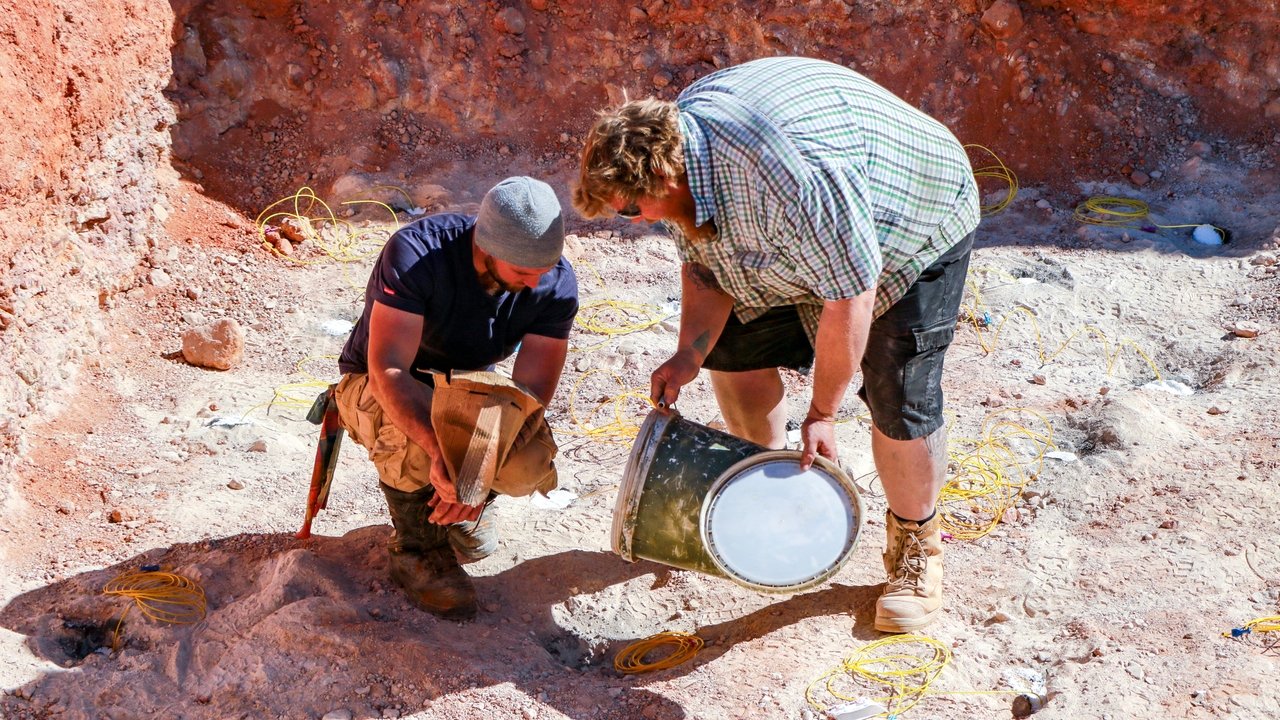 Outback Opal Hunters - Season 11 Episode 4 : A Chance of Explosives
