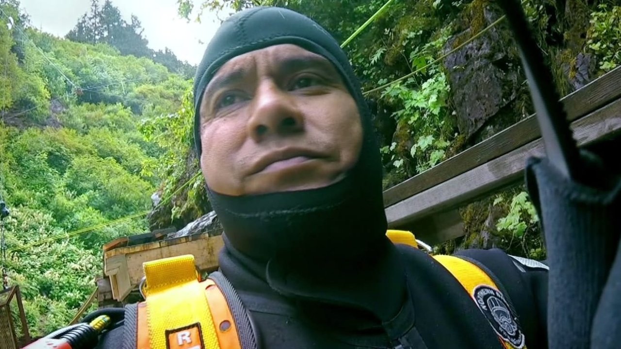 Gold Rush: White Water - Season 2 Episode 3 : When Bears Attack