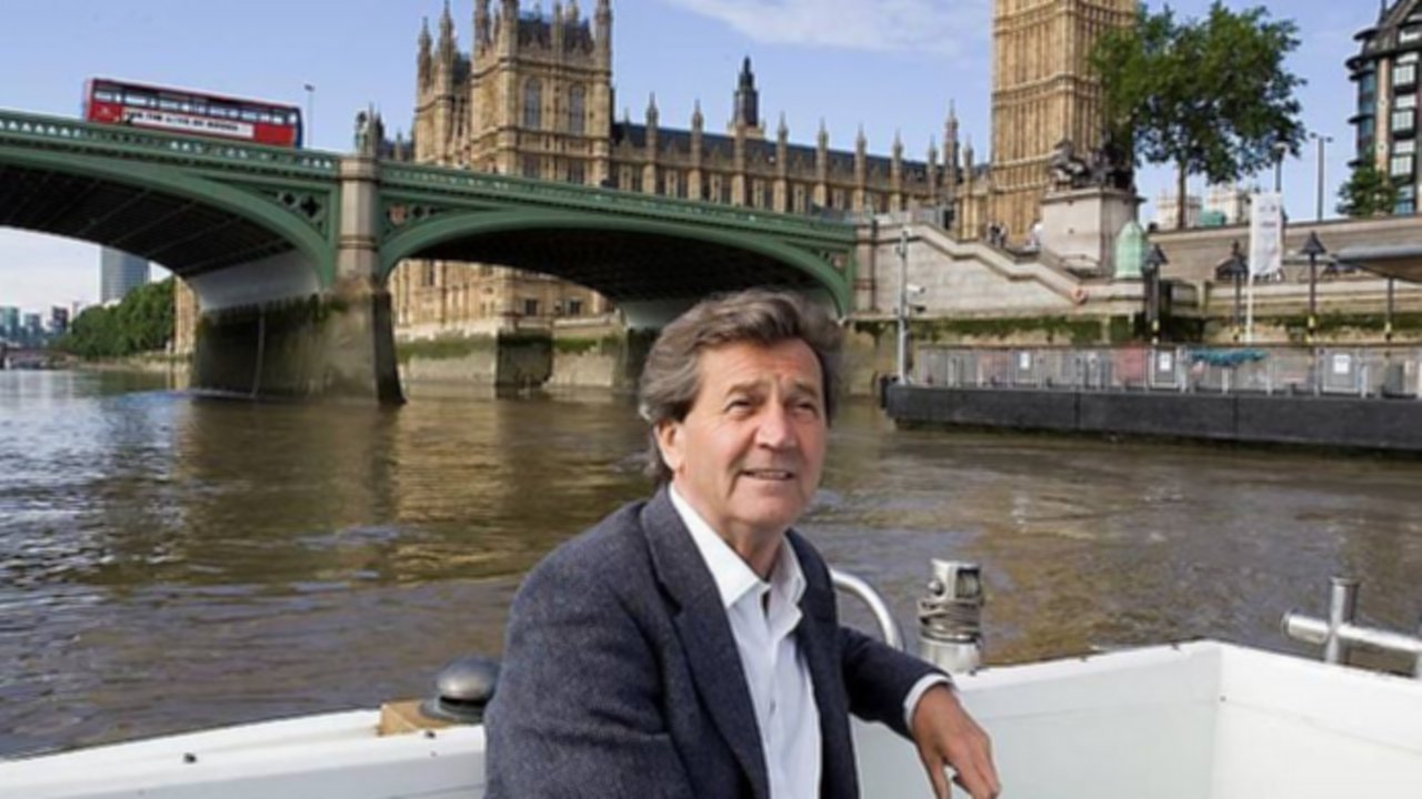 Udhetimet e Melvyn Bragg në Britaninë e shkruar backdrop