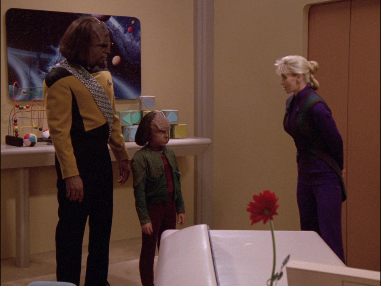 Star Trek: The Next Generation - Season 5 Episode 10 : New Ground