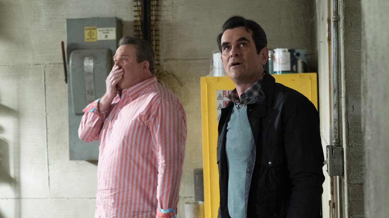 Modern Family - Season 9 Episode 21 : The Escape