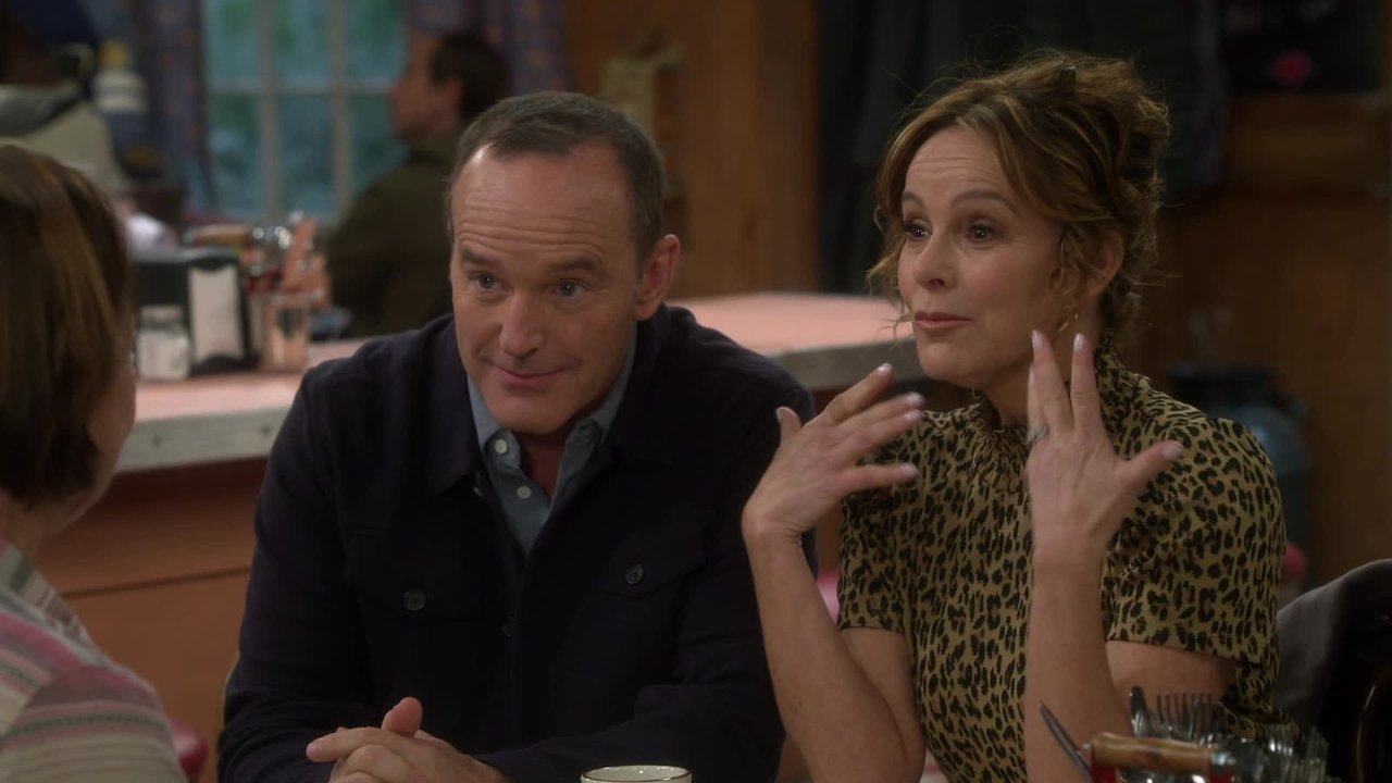 The Conners - Season 2 Episode 15 : Beards, Thrupples and Robots