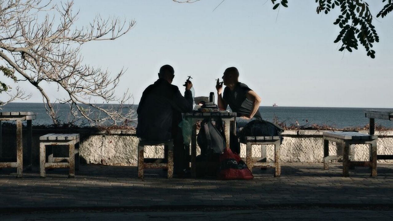 When Lightning Flashes Over the Sea (2025)