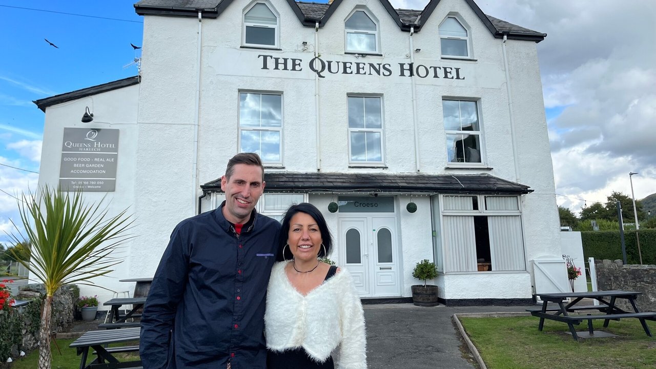 Four in a Bed - Season 27 Episode 7 : The Queens Hotel