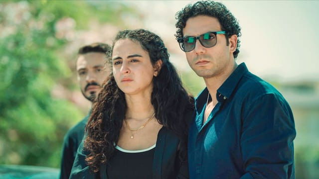 ما تراه ليس كما يبدو backdrop