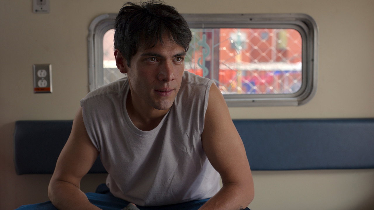 Gia Đình Sống Giữa Màn Đêm - Backdrop 34