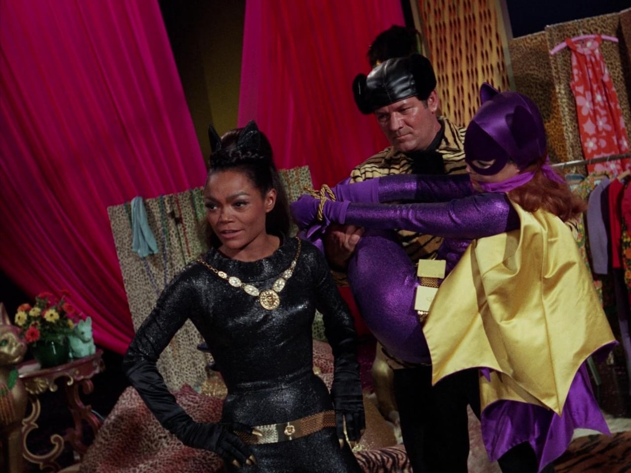 Batman - Season 3 Episode 14 : Catwoman's Dressed to Kill