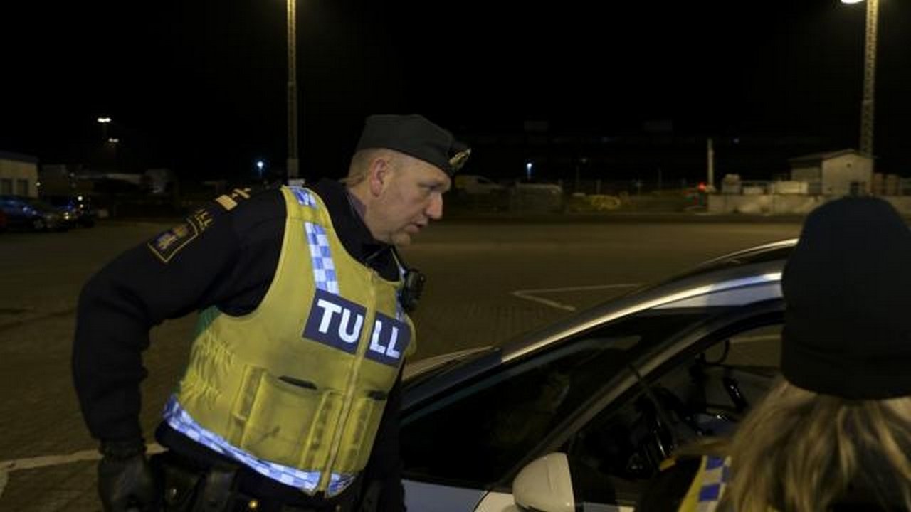 Border Control: Sweden - Season 2 Episode 2 : Where's the duck?
