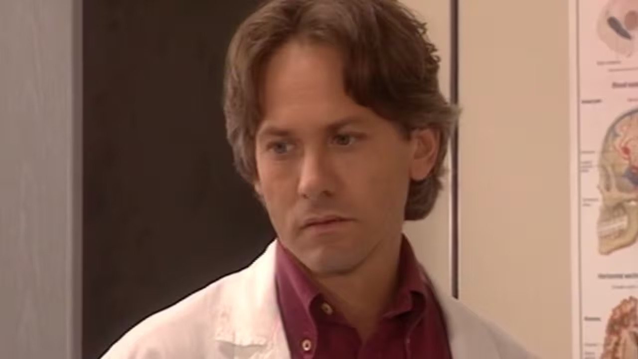 A doctor in the family - Season 1 Episode 13 : Drawings and projects / When the cat's away