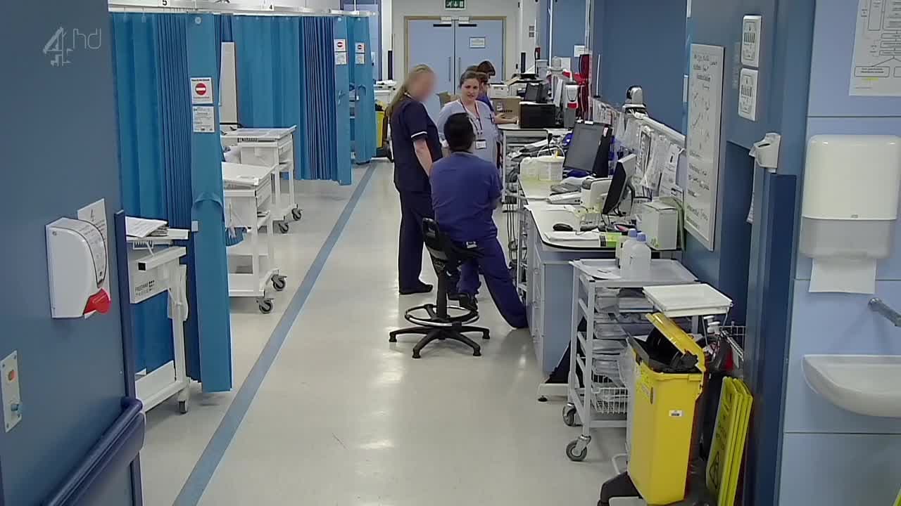 24 Hours in A&E - Season 6 Episode 7 : Boys Don't Cry