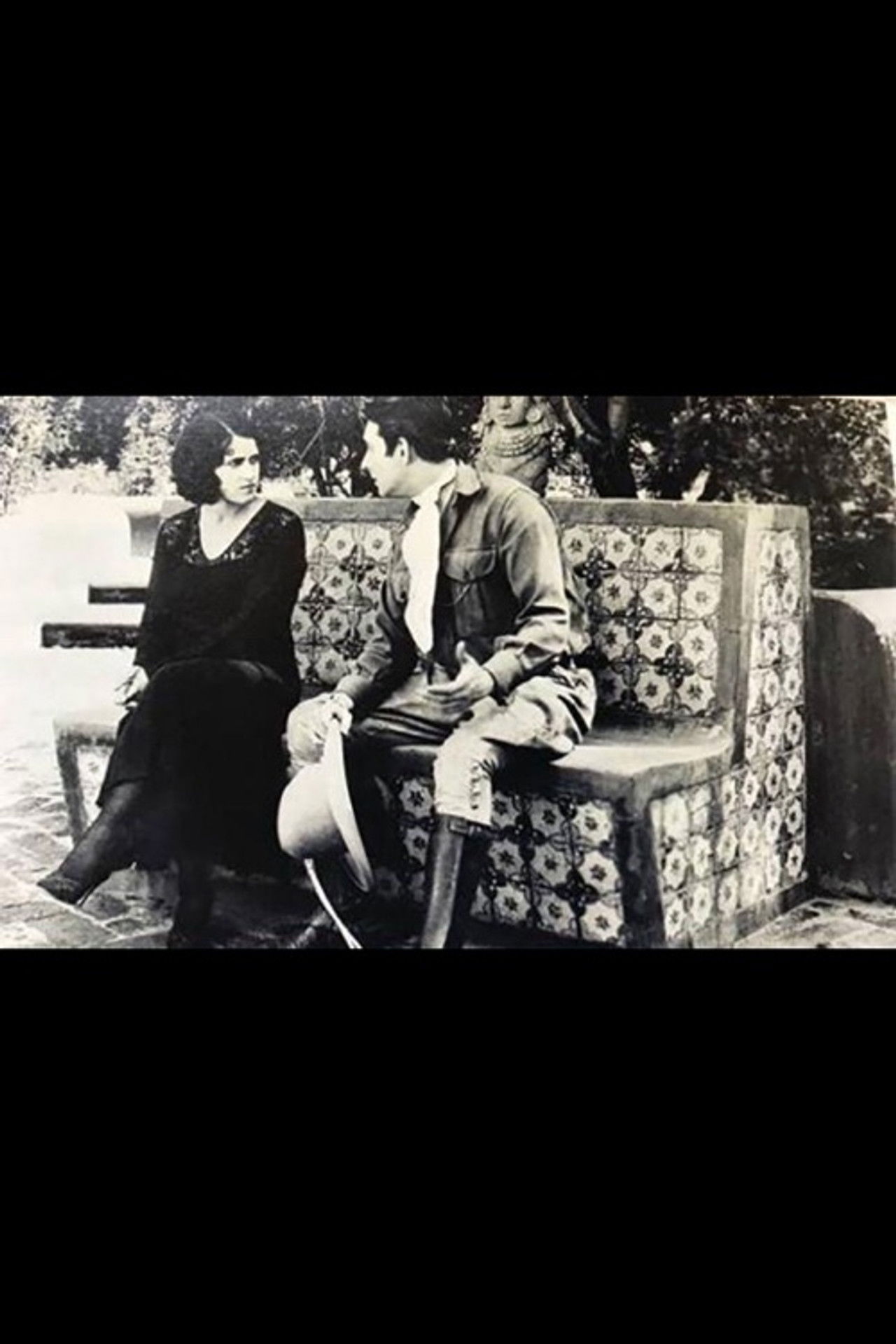 Más fuerte que el deber Backdrop