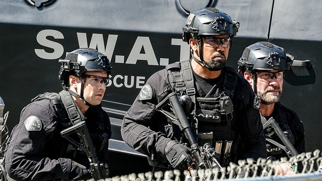S.W.A.T. - Season 4 Episode 15 : Local Heroes