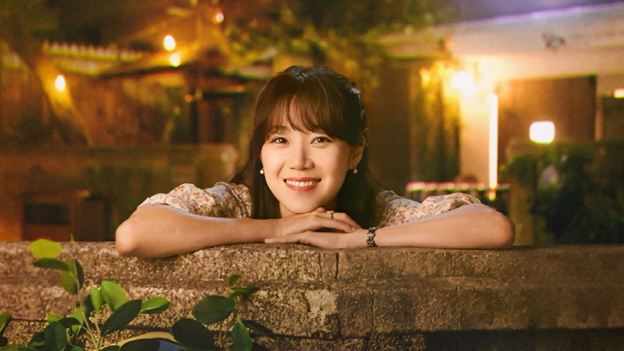 Khi Hoa Trà Nở: Bản Giao Hưởng Của Sự Kiên Cường Và Những Vết Sẹo Rực Rỡ cinematic still