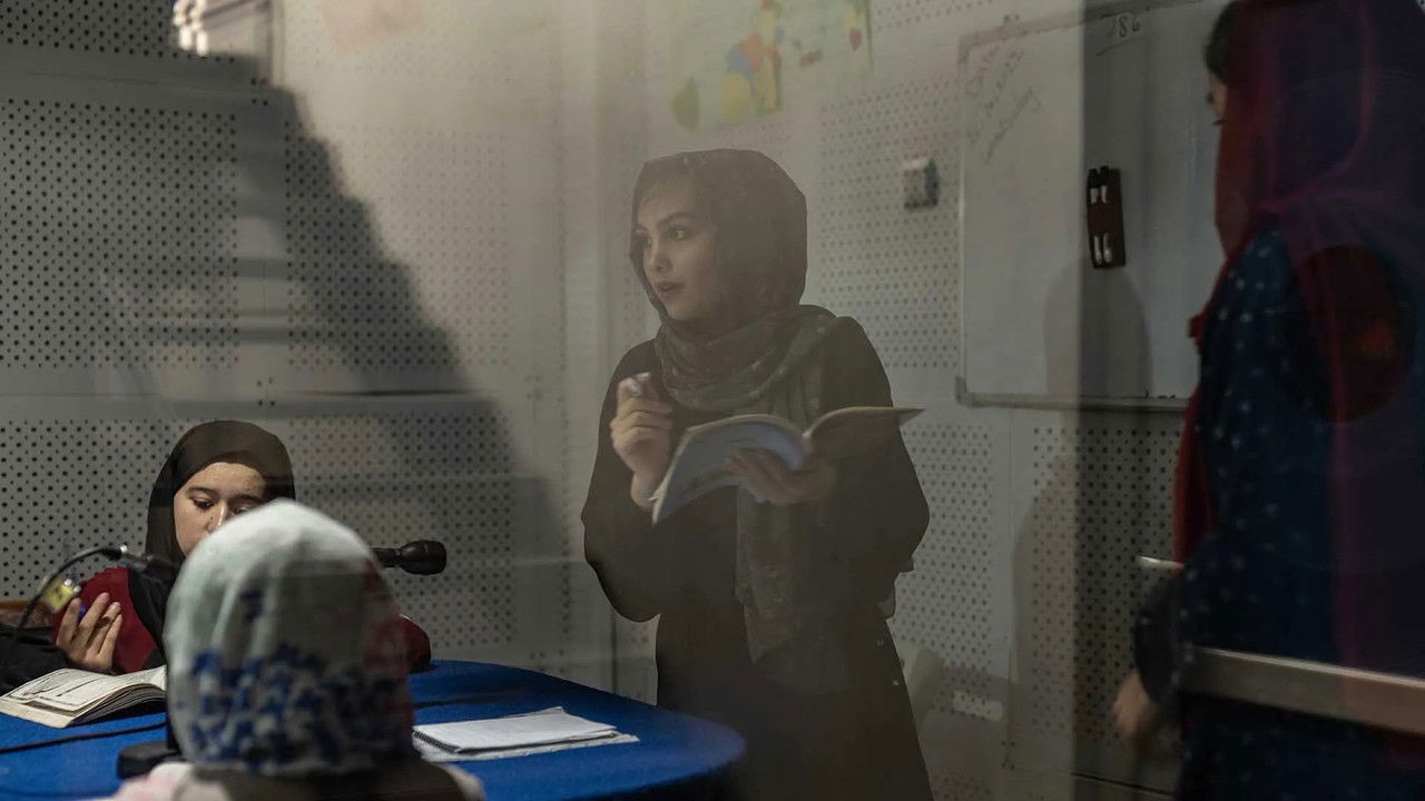 ARTE Reportage - Season 27 Episode 1 : Afghanistan: Radio Begum, the voice of the resistance / Chad: charting the future