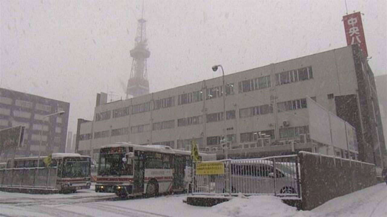 Document 72 Hours - Season 4 Episode 6 : Christmas at the Bus Terminal